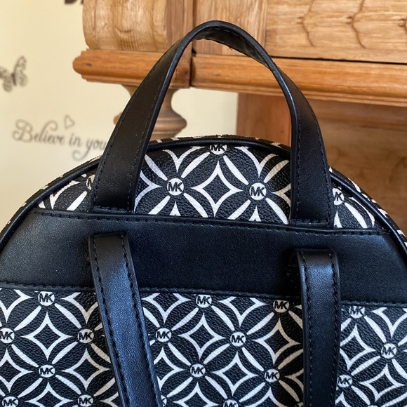 Michael Kors adjustable medium size backpack - Picture 5 of 15